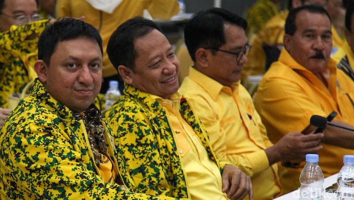 Pimpin Rapat Pleno, Airlangga Kumpulkan Pengurus Golkar Ketum Golkar Airlangga Hartarto memimpin rapat pleno di kantor DPP Golkar, Jakarta, Rabu (18/10/2023) malam. Airlangga mengumpulkan pengurus parpol berlambang pohon beringin ini.