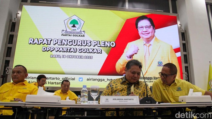 Ketum Golkar Airlangga Hartarto memimpin rapat pleno di kantor DPP Golkar, Jakarta, Rabu (18/10/2023) malam. Airlangga mengumpulkan pengurus parpol berlambang pohon beringin ini.