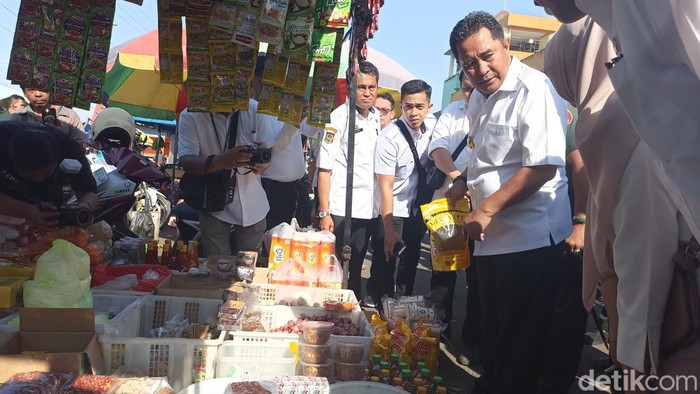 Pj Gubernur Sulsel Bahtiar Baharuddin saat mengunjungi pelapak di pasar Gowa.