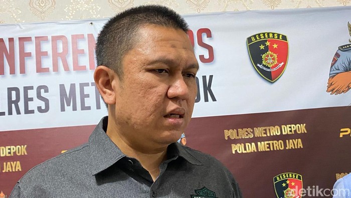 Polisi merilis kasus pria di Depok mencekik tetangganya sendiri hingga tewas. Kasat Reskrim Polres Metro Depok Kompol Hadi mengungkap motif pembunuhan bukan karena game.