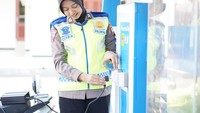 Satlantas Polrestabes Surabaraya yang memiliki motor listrik bisa memanfaatkan layanan gratis.