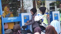 Kasat lantas Polretabes Surabaya AKBP Arif Fazlurrahman memyampaikan pendirian SPKLU di Polrestabes Surabaya merupakan kerjasama dengan PLN.