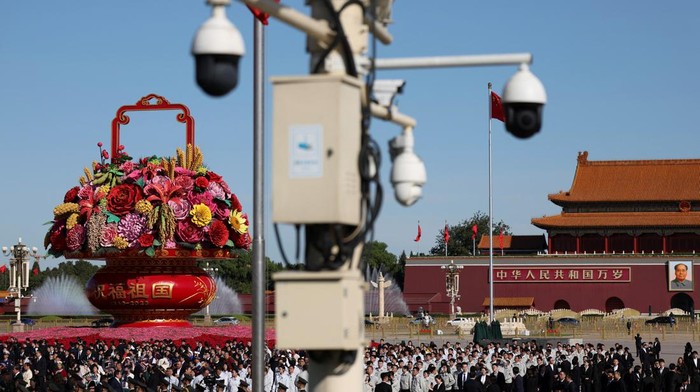 Chinese President Xi Jinping arrives for a ceremony to present flowers at the Monument to the People's Heroes to commemorate Martyrs' Day, a day ahead of China's National Day, on Tiananmen Square in Beijing, China September 30, 2023. REUTERS/Florence Lo