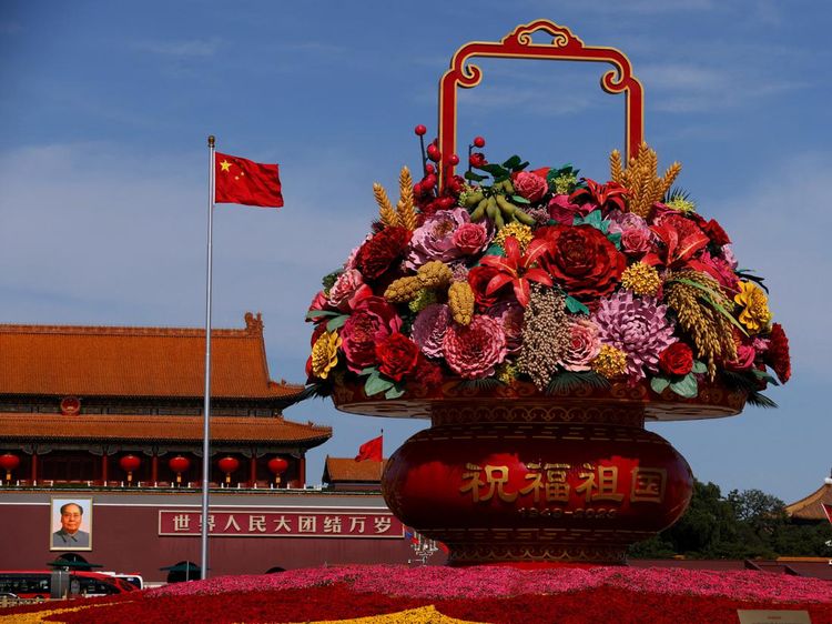 China Bikin Pot Bunga Raksasa untuk Hormati Para Pahlawan