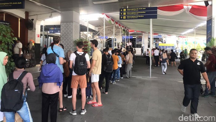 Potret antrean calon penumpang refund tiket di Stasiun Tugu Jogja, Rabu (18/10/2023).