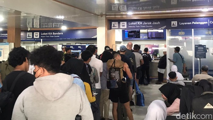 Potret antrean calon penumpang refund tiket di Stasiun Tugu Jogja, Rabu (18/10/2023).