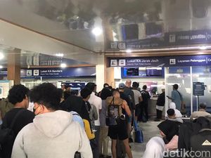 Imbas Laka KA Sentolo, Antrean Refund Tiket di Stasiun Tugu Jogja Mengular