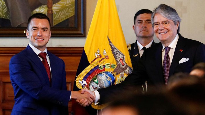Potret Daniel Noboa, Tukang Pisang Jadi Presiden Termuda Ekuador Ecuadorian President-elect Daniel Noboa meets with current President Guillermo Lasso to begin the transition process before Noboa takes office in December, at the presidential palace in Quito, Ecuador, October 17, 2023. REUTERS/Karen Toro