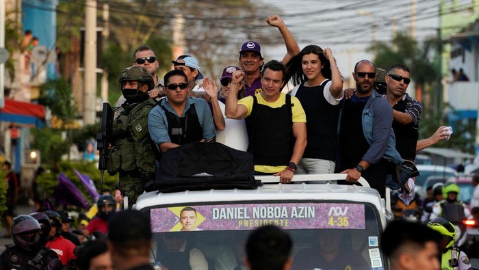 Potret Daniel Noboa, Tukang Pisang Jadi Presiden Termuda Ekuador Ecuadorean presidential candidate Daniel Noboa gestures during his closing campaign rally in Salinas, Ecuador October 12, 2023. REUTERS/Santiago Arcos