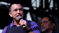 Dari gaya kampanyenya, Daniel Noboa berbeda dengan ayahnya yang populis. Daniel Noboa berjanji menarik investasi asing dan mengembangkan sektor bisnis Ekuador. Sementara itu, dalam pidato kemenangannya, Noboa mengatakan dia akan memberikan kembali senyuman dan kedamaian bagi negara. REUTERS/Karen Toro