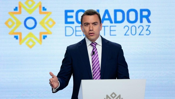 Ecuadorean presidential candidate Daniel Noboa speaks at a televised debate next to Ecuadorean presidential candidate Luisa Gonzalez (not pictured) ahead of an October run-off, in Quito, Ecuador, in this handout picture distributed to Reuters on October 1, 2023. The National Electoral Council (CNE)/Handout via REUTERS THIS IMAGE HAS BEEN SUPPLIED BY A THIRD PARTY. NO RESALES. NO ARCHIVES