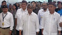 Menteri Perhubungan Budi Karya mengunjungi Bandara Internasional Jawa Barat (BIJB) atau Bandara Kertajati, Majalengka, Jawa Barat, Rabu (18/10/2023). Kunjungan ini dilangsungkan dalam rangka pemeriksaan menjelang pengoperasian penuh bandara ini pada 29 Oktober 2023.  