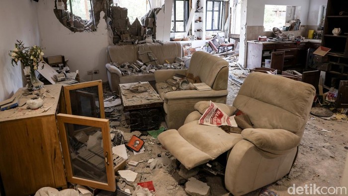 A view shows the remains of a family home, following a deadly infiltration by Hamas gunmen from the Gaza Strip, in Kibbutz Beeri in southern Israel October 17, 2023. REUTERS/Ronen Zvulun
     TPX IMAGES OF THE DAY