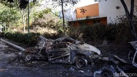Sejumlah mobil juga turut terkena roket Hamas.  