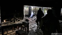 Tentara Israel memeriksa sisa-sisa rumah yang terbakar karena terkena roket.  