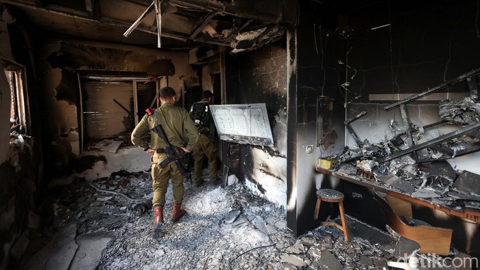 A view shows the remains of a family home, following a deadly infiltration by Hamas gunmen from the Gaza Strip, in Kibbutz Beeri in southern Israel October 17, 2023. REUTERS/Ronen Zvulun
     TPX IMAGES OF THE DAY