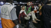 Korban luka dibawa ke RS al-Shifa di Gaza.  