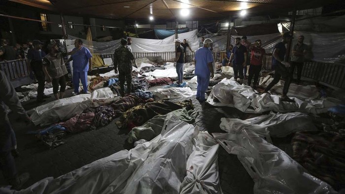 Wounded Palestinians Ahli Arab hospital at the al-Shifa hospital, following Israeli airstrikes, in Gaza City, central Gaza Strip, Tuesday, Oct. 17, 2023. (AP Photo/Abed Khaled)