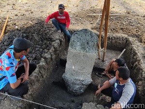 Dua Prasasti Sambangan yang Diekskavasi Mulai Tampak Bentuknya