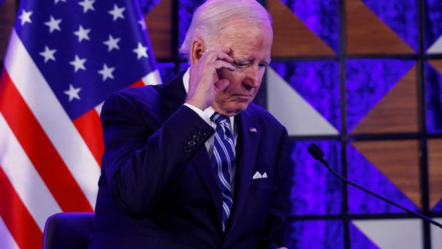 Presiden AS Joe Biden menghadiri pertemuan dengan Perdana Menteri Israel Benjamin Netanyahu (tidak dalam gambar), saat ia mengunjungi Israel di tengah konflik yang sedang berlangsung antara Israel dan Hamas, di Tel Aviv, Israel, 18 Oktober 2023. (REUTERS/Evelyn Hockstein)