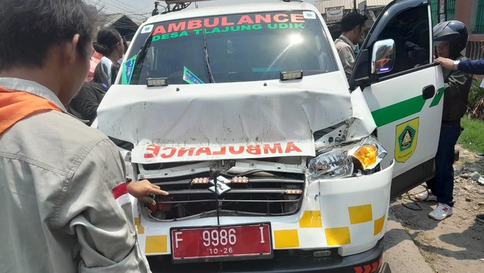 Pria ODGJ yang sempat mengambil alih mobil ambulans di Bogor telah dievakuasi ke RS usai tabrak tronton. (dok Ist)