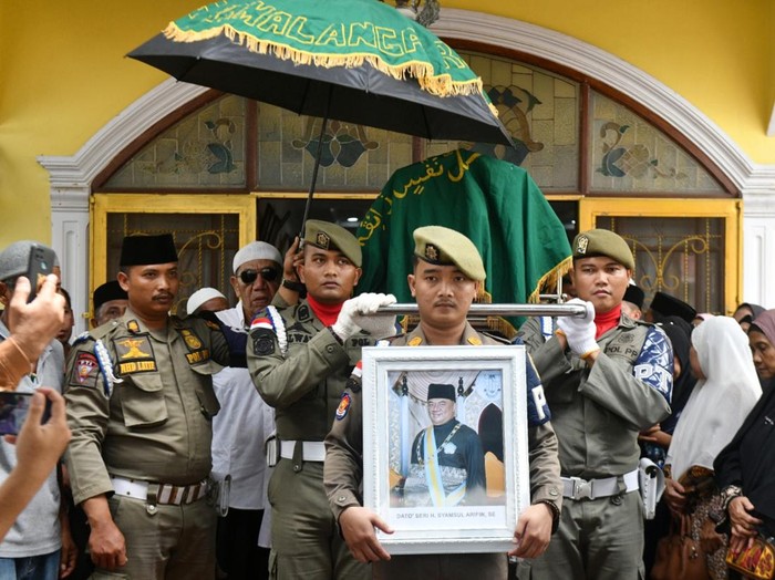 Prosesi pemakaman mantan Gubsu Syamsul Arifin