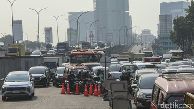 Proyek Kolam Retensi di Lenteng Agung Bikin Macet