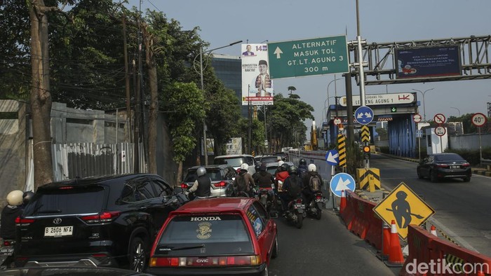 Pengendara melintas di Jalan T.B Simatupang, Jakarta, Rabu (18/10/2023). Proyek pengerjaan kolam retensi yang memakan setengah jalan ini kerap membuat kemacetan.