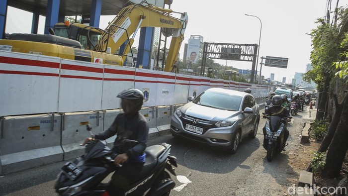 Proyek Kolam Retensi di Lenteng Agung Bikin Macet Pengendara melintas di Jalan T.B Simatupang, Jakarta, Rabu (18/10/2023). Proyek pengerjaan kolam retensi yang memakan setengah jalan ini kerap membuat kemacetan.