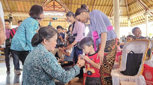 Puluhan anak-anak kategori stunting diberikan asupan gizi tambahan di Balai Budaya Ida Dewa Istri Kanya, Klungkung, Bali, Rabu (18/10/2023). (Foto: Putu Krista/detikBali)
