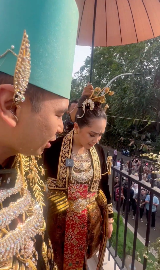 Disaksikan beberapa orang yang sudah siap menonton dan menunggu di halaman rumah, Nagita sempat terlihat malu-malu ketika hendak turun dari lantai 2 rumahnya. Foto: Instagram/@raffinagita1717