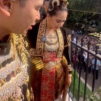 Disaksikan beberapa orang yang sudah siap menonton dan menunggu di halaman rumah, Nagita sempat terlihat malu-malu ketika hendak turun dari lantai 2 rumahnya. Foto: Instagram/@raffinagita1717