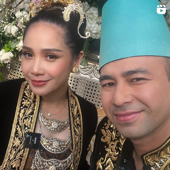 Nagita dan Raffi terlihat kompak mengenakan pakaian pengantin adat Jawa berwarna hitam dengan aksen keemasan. Penampilan Nagita itu juga dilengkapi dengan aksesori berupa kalung, anting, dan hiasan kepala. Foto: Instagram/@raffinagita1717