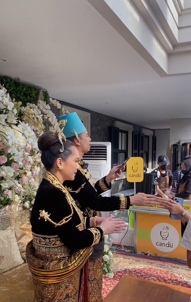 Seperti layaknya pengantin, Raffi dan Nagita juga terlihat bersalam-salaman dari pelaminan dengan para tamu undangan yang hadir menonton. Foto: Instagram/@raffinagita1717