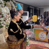 Seperti layaknya pengantin, Raffi dan Nagita juga terlihat bersalam-salaman dari pelaminan dengan para tamu undangan yang hadir menonton. Foto: Instagram/@raffinagita1717