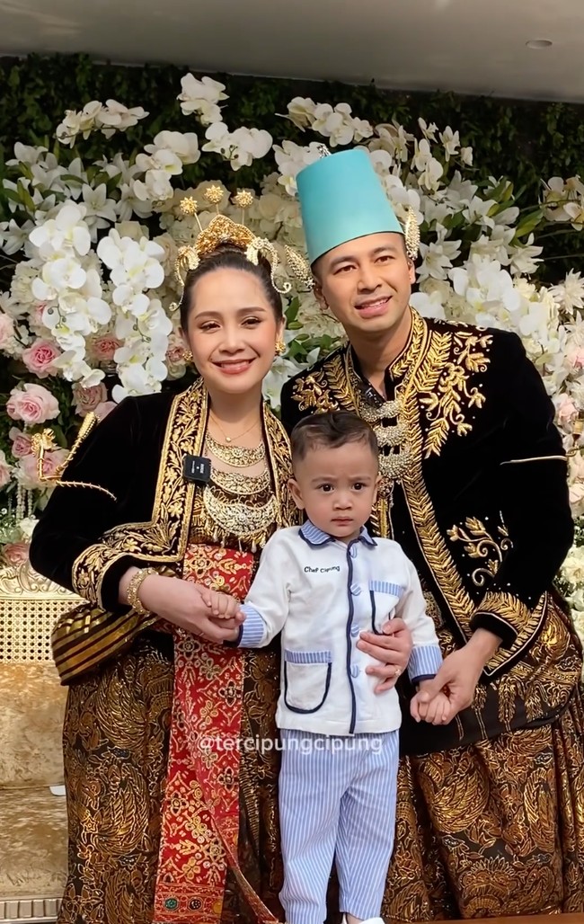 Dari beberapa tamu yang bersalaman dengan Raffi dan Nagita, diantaranya terlihat kehadiran anak kedua Raffi-Nagita, Rayyanza atau yang biasa disapa cipung. Ketiganya kemudian berpose bersama. Foto: Instagram/@raffinagita1717