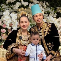 Dari beberapa tamu yang bersalaman dengan Raffi dan Nagita, diantaranya terlihat kehadiran anak kedua Raffi-Nagita, Rayyanza atau yang biasa disapa cipung. Ketiganya kemudian berpose bersama. Foto: Instagram/@raffinagita1717