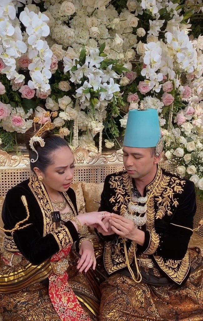 Dalam unggahan video singkat di akun Instagramnya, Raffi dan Nagita juga tampak saling memasangkan cincin di jari manis masing-masing. Keduanya pun serasa menjadi pengantin baru. Foto: Instagram/@raffinagita1717