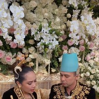 Dalam unggahan video singkat di akun Instagramnya, Raffi dan Nagita juga tampak saling memasangkan cincin di jari manis masing-masing. Keduanya pun serasa menjadi pengantin baru. Foto: Instagram/@raffinagita1717
