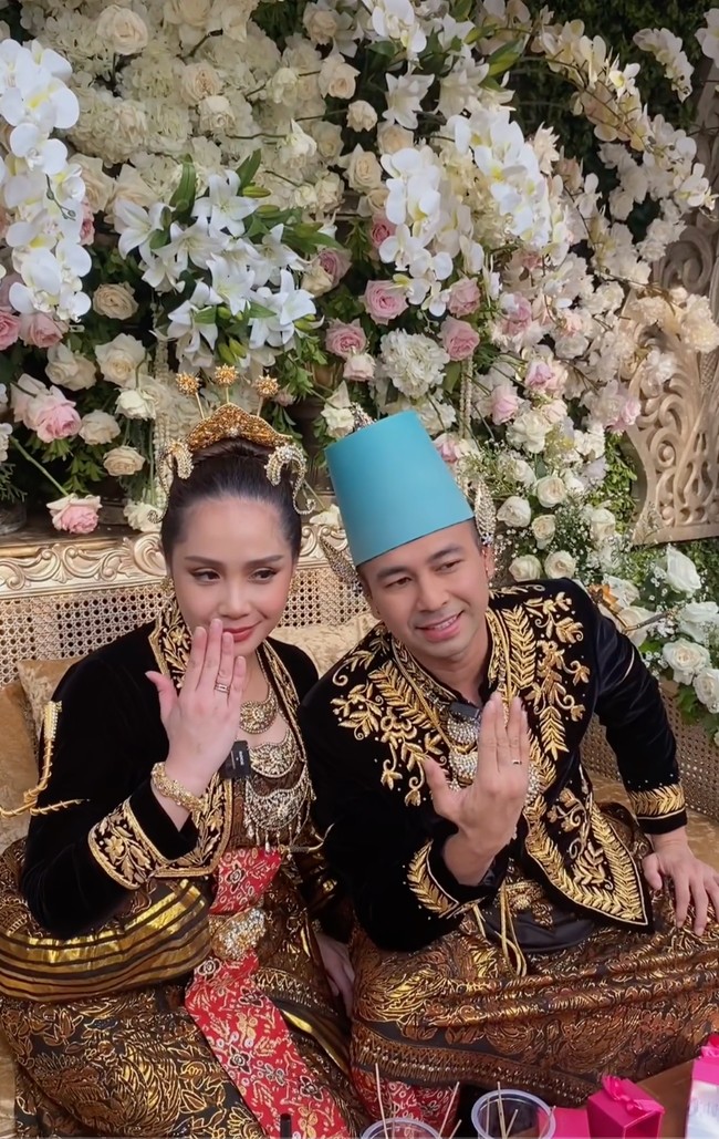 Bak pengantin baru, keduanya juga melakukan pose wajib pamer cincin di jari manis. Unggahan Raffi dan Nagita itu pun langsung banjir ucapan selamat dari para netizen. Foto: Instagram/@raffinagita1717