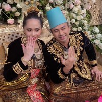 Bak pengantin baru, keduanya juga melakukan pose wajib pamer cincin di jari manis. Unggahan Raffi dan Nagita itu pun langsung banjir ucapan selamat dari para netizen. Foto: Instagram/@raffinagita1717