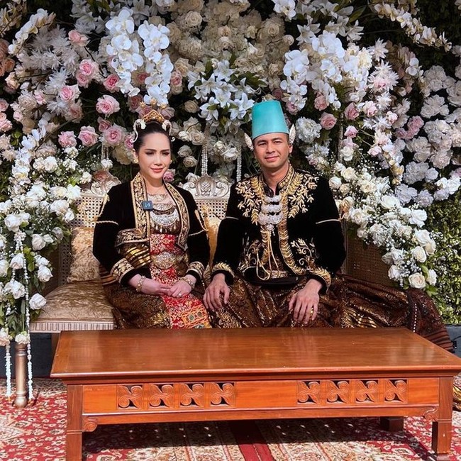Tampil mengenakan pakaian pengantin adat Jawa, Raffi dan Nagita terlihat begitu menawan. Ditambah dengan riasan natural dan rambut yang dikonde, penampilan Nagita terlihat semakin cantik. Foto: Instagram/@raffinagita1717