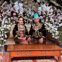 Tampil mengenakan pakaian pengantin adat Jawa, Raffi dan Nagita terlihat begitu menawan. Ditambah dengan riasan natural dan rambut yang dikonde, penampilan Nagita terlihat semakin cantik. Foto: Instagram/@raffinagita1717