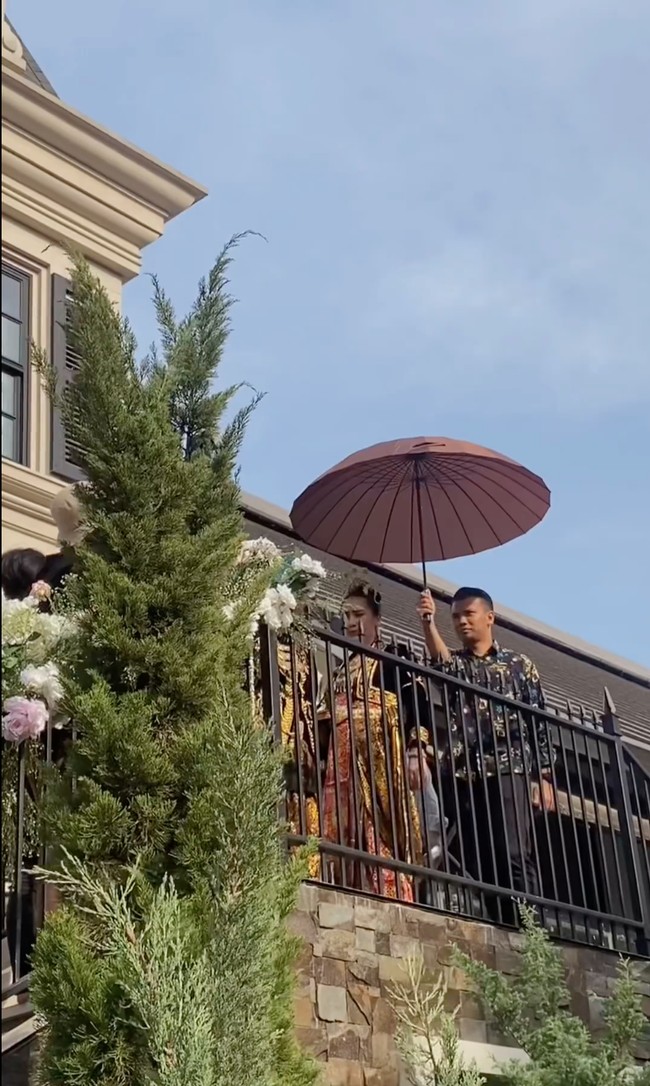 Rayakan anniversary pernikahan yang ke-9, Raffi Ahmad dan Nagita Slavina memilih untuk nikah lagi. Perayaan anniversary pernikahan Raffi dan Nagita itu digelar di rumah barunya. Foto: Instagram/@raffinagita1717