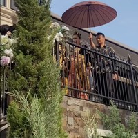 Rayakan anniversary pernikahan yang ke-9, Raffi Ahmad dan Nagita Slavina memilih untuk nikah lagi. Perayaan anniversary pernikahan Raffi dan Nagita itu digelar di rumah barunya. Foto: Instagram/@raffinagita1717