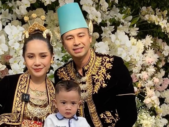 Raffi Ahmad dan Nagita Slavina ditemani Rayyanza.