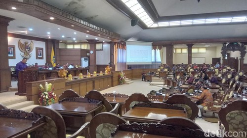 Rapat Paripurna tentang pandangan fraksi terkait RAPBD 2024 di kantor DPRD Bali, Rabu (18/10/2023). (Aryo Mahendro/detikBali)