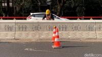 Ornamen yang dipasang di parapet Flyover Mochtar Kusumaatmadja dilakukan karena jembatan layang itu merupakan ikon Kota Bandung. (Foto: Wisma Putra/detikJabar)  