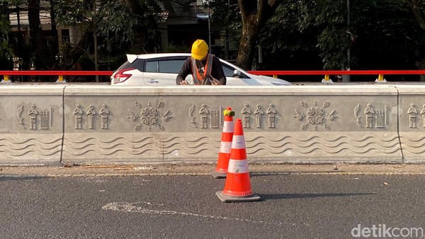 Pembatas Flyover Mochtar Kusumaatmadja Dipasangi Ornamen Khas Sunda