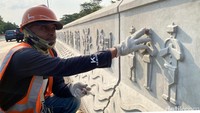 Parapet Flyover Mochtar Kusumaatmadja juga dipasang ornamen dengan tema Sunda. (Foto: Wisma Putra/detikJabar)  